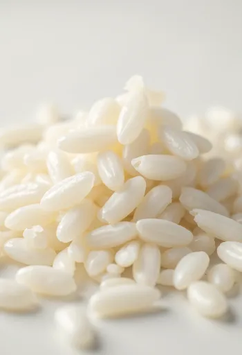 Fotorealistyczny surowy biały ryż w rustykalnej misce na blacie kuchennym