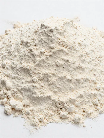 Mąka orkiszowa w ceramicznej misce, naturalny, jasnobrązowy odcień