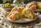 Stollen miodowo-pistacjowy pokrojony w plastry, posypany cukrem pudrem