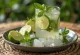 Wysoka szklanka z Mojito, wypełniona lodem, limonką i miętą, zroszona kroplami wody