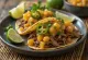 Tacos z wołowiną i sosem z gujawy podane na talerzu