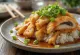 Katsudon z nadzieniem czosnkowym miso podawane na świeżo
