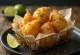 Klasyczna Coxinha, nadziewana mięsem z kurczaka i usmażona na chrupko