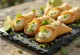 Cannoli miętowo-limonkowe podane na talerzu