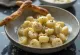Gnocchi z gorgonzolą podane na talerzu