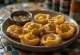 Pani puri z wodą z tamaryndowca, podawane ze świeżą kolendrą i miętą.