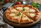 Pizza margherita z parmezanem podana na stół