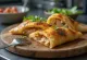 Calzone z grillowaną piersią kurczaka upieczone na złoty kolor