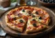 Pizza Pepperoni z oliwkami podana na stół