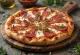 Pizza al Finocchiona z salami z koprem włoskim i świeżym oregano