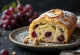 Pokrojony Stollen winogronowy, posypany cukrem pudrem