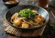 Zimny makaron soba z tofu i zielonymi dodatkami na bambusowej macie