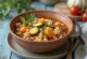 Zupa Minestrone z ryżem, podawana z warzywami i fasolą
