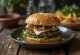 Hamburger z serem pleśniowym z soczystym kotletem i charakterystycznym serem pleśniowym