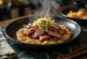 Okonomiyaki z wołowiną podawane z sosem okonomiyaki i płatkami bonito