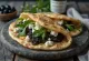 Piadina z pastą z oliwek i kozim serem serwowana