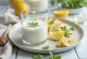 Probiotyczny kefir z melisą w szklankach, napój o jasnym kolorze i orzeźwiającym wyglądzie