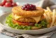 Burger ze Smażonym Serem podany na talerzu
