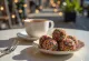 Kulki Brigadeiro z cukrem w kolorowej posypce, podane