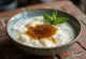 Bubur Sumsum, pudding ryżowy z mlekiem kokosowym podany do stołu