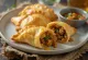 Cornish pasty z pikantnym nadzieniem curry, podawane z bogatym i chrupiącym ciastem