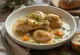 Duszony kurczak w sosie warzywnym, podawany ze świeżą pietruszką