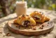 Proteinowe croissanty podane na talerzu