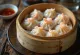 Chińskie kryształowe pierożki (har gow) z przezroczystym ciastem, podane w bambusowym parowniku