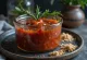 Pomidorowo-chili marynata BBQ podana na stole