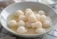 Tangyuan z purée z głożyny, chiński deser z kulkami z mąki ryżowej i purée z głożyny