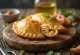 Empanadas z kurczakiem przekrojone na pół, z soczystym nadzieniem