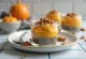 Pudding chia z dynią, podany z cynamonem i prażonymi orzechami