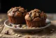 Muffiny owsiano-czekoladowe podane na talerzu