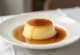 Klasyczny flan, podawany z warstwą karmelu