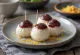 Anko dango posypane mąką sojową z pastą z czerwonej fasoli