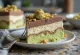 Warstwowy deser lodowy Spumoni pokrojony w plastry