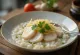 Rybne Congee podane ze świeżą kolendrą i konsystencją ryżową