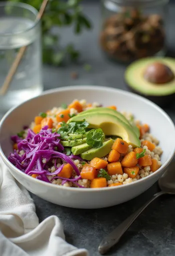 Buddha bowl z komosą ryżową i awokado podane ze świeżymi warzywami