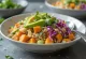 Buddha bowl z komosą ryżową i awokado podane ze świeżymi warzywami