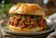Kanapka Sloppy Joe z oliwą z oliwek, z bogatym nadzieniem z mięsa mielonego