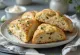 Ziołowe scones podane na stół