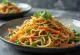 Japchae z warzywami, podane z makaronem z batatów i warzywami