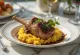 Osso buco podane z risotto, posypane gremolatą, soczysta gicz cielęca na ryżu