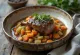 Ossobuco z marchewką i selerem, podane w bogatym sosie warzywnym