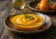 Sos pomarańczowo-imbirowy z curry podany na talerzu