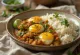 Wegańskie curry z bakłażana z ryżem podane ze świeżą kolendrą
