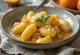 Gnocchi z kandyzowaną pomarańczą i cynamonem podane na talerzu