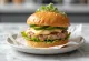 Świeżo przygotowany burger z tuńczyka z kaparami i koperkiem