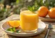 Pomarańczowo-imbirowe smoothie w szklance