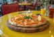 Moskiewska pizza z wędzonym łososiem i śmietaną